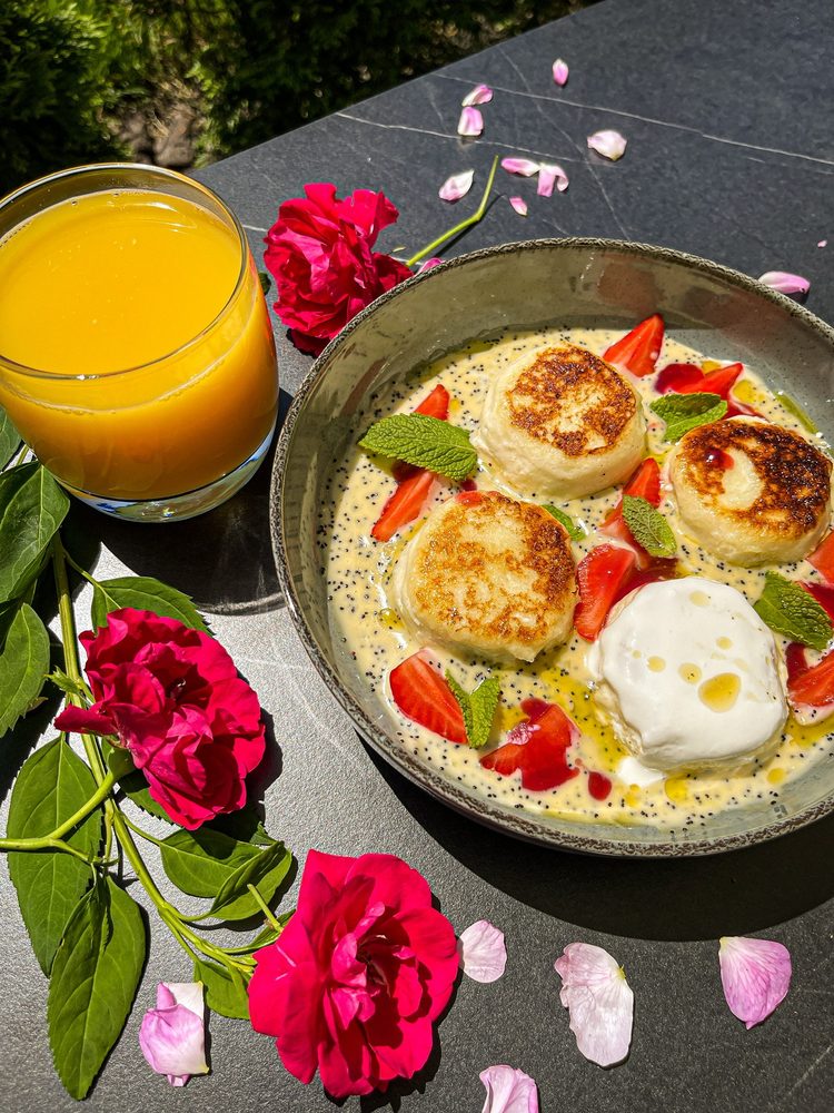 Cheese pancakes and juice with roses